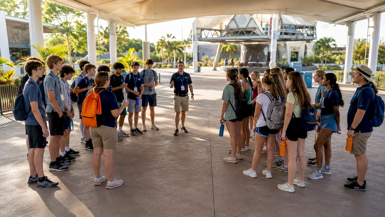 student clusters regrouping at a meeting point